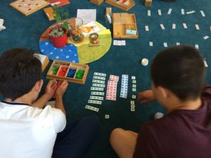 Übungsstunde bei Montessori - Mathematik (be)greifen